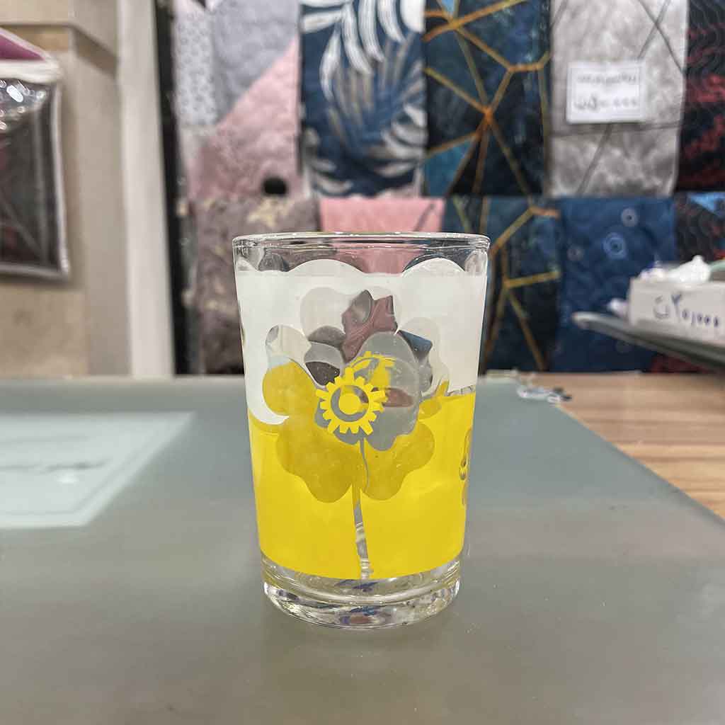 لیوان آب طرحدار زرد