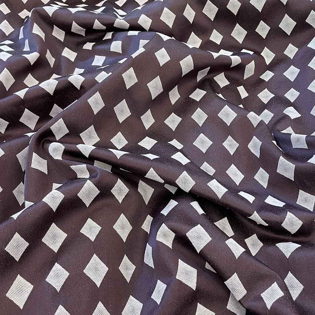 پارچه ژاکارد طرحدار لوزی قهوه ای