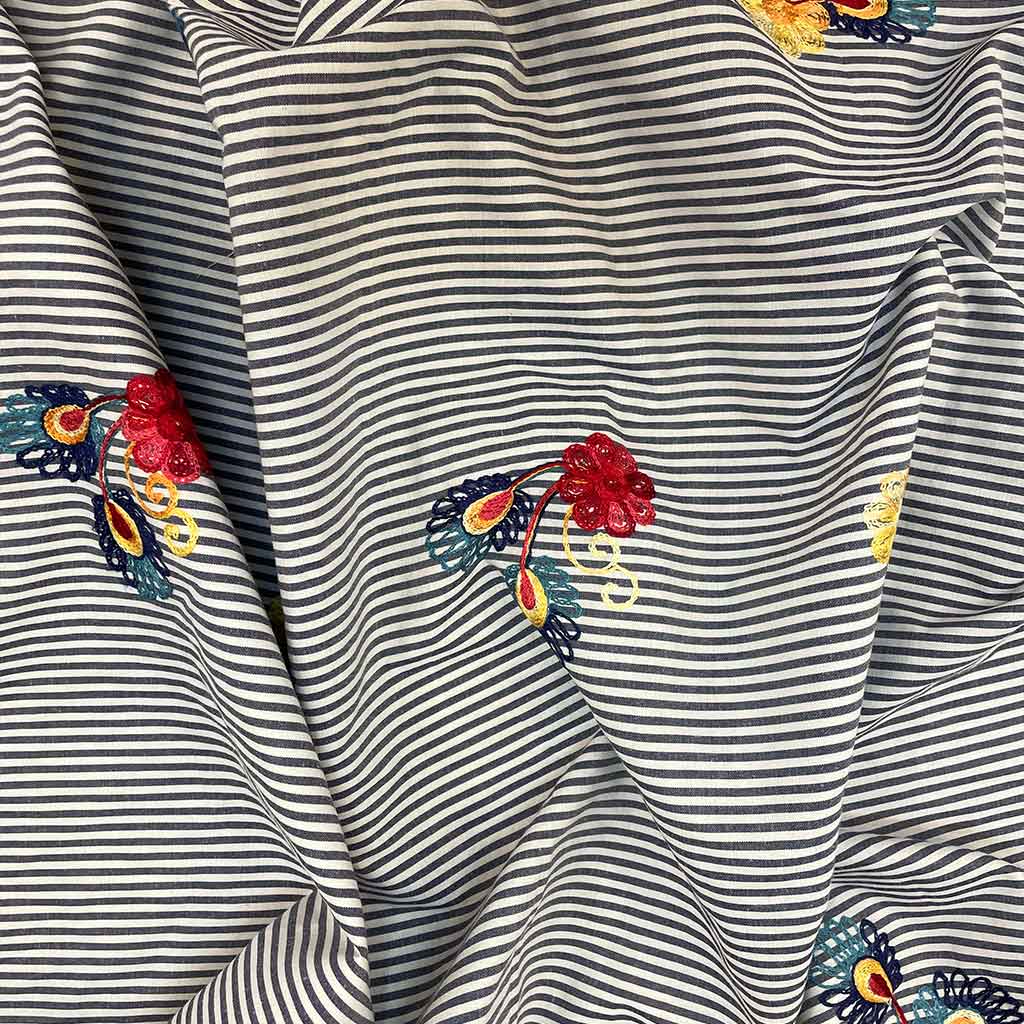 پارچه خامه دوزی طرح گل برگ آبی