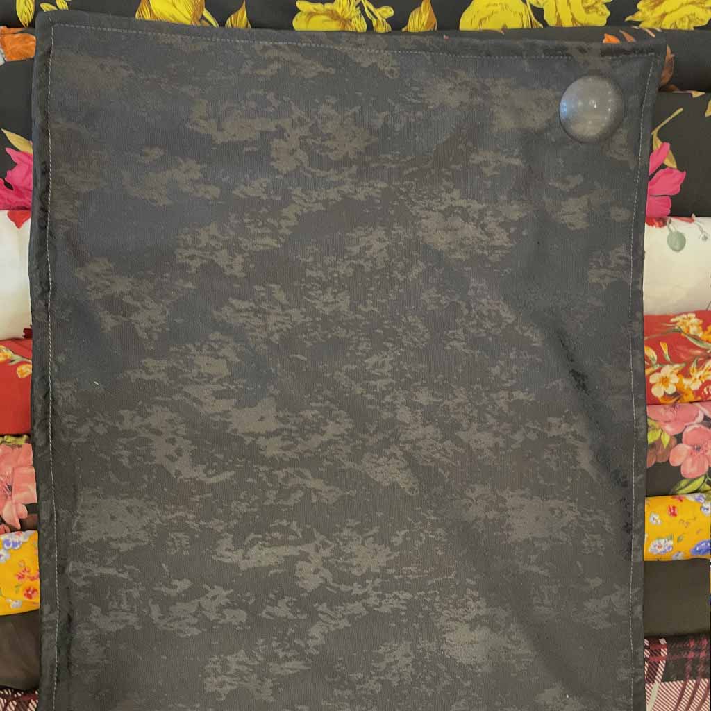 روبالشتی مشکی طرح ابروبادی